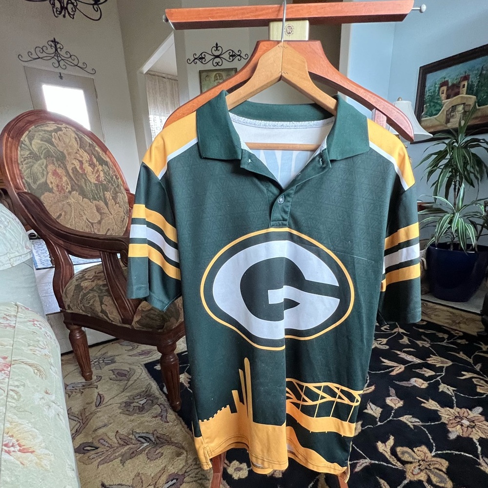 Rare Green Bay Packers Polo Men’s Medium
As is white flaw L side chest